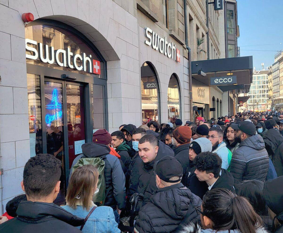 Hundreds of people massed outside the Swatch store on Geneva's Rue du Mont-Blanc, next to Ecco